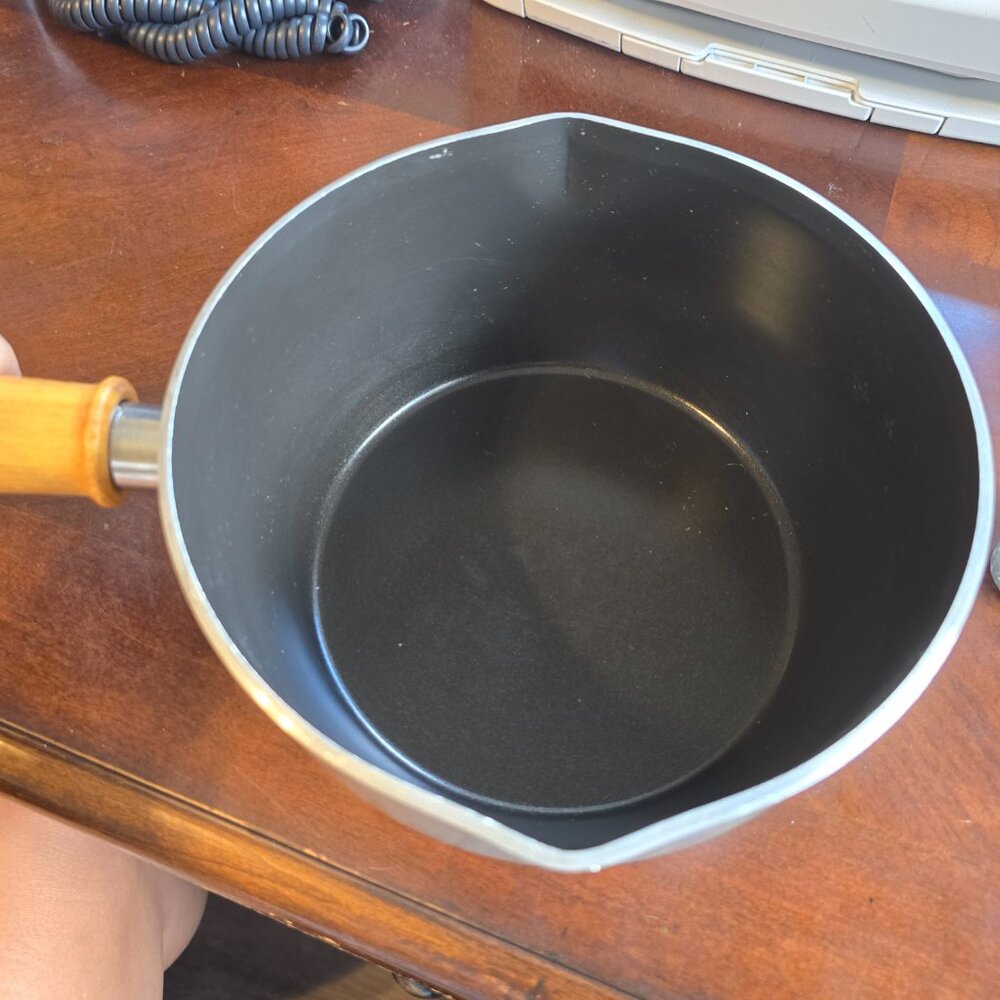 Vintage Mirro 2 Quart (1.9L) Saucepan - Non-Stick with Wooden Handle - Picture 13 of 14